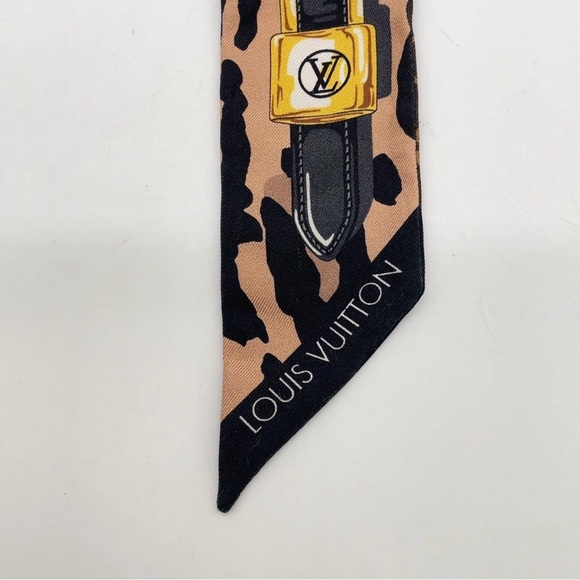 Auth LOUIS VUITTON Monogram
Leopard Print Silk Bandeau Scarf - Picture 13 of 16